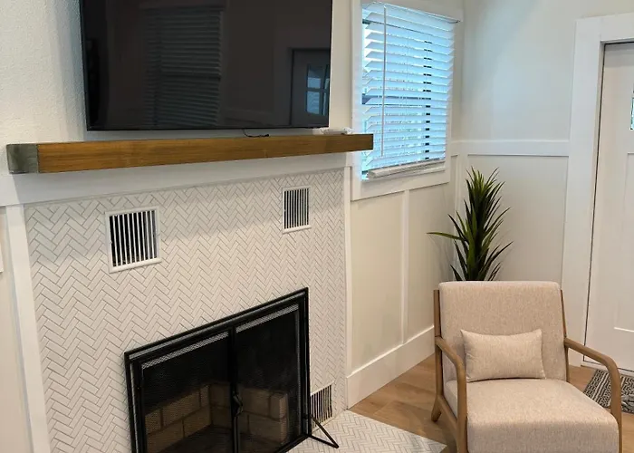 Holiday home Mid-century 1bd House - Gear - 5min Walk To *