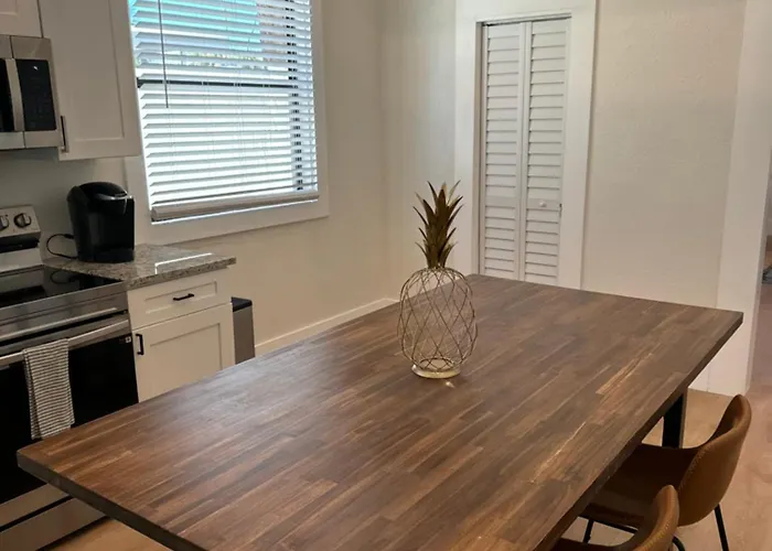 Mid-century 1bd House - Gear - 5min Walk To
