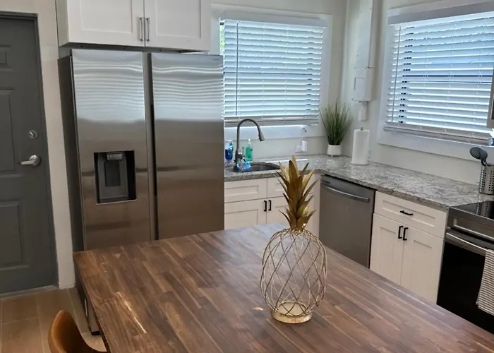 Holiday home Mid-century 1bd House - Gear - 5min Walk To