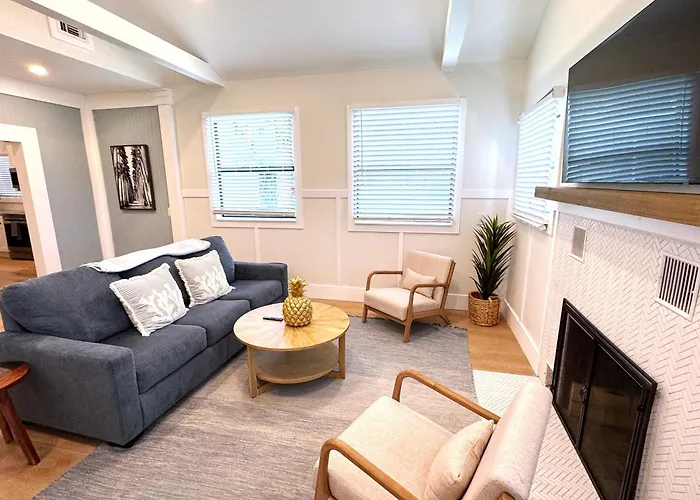 Mid-century 1bd House - Gear - 5min Walk To *